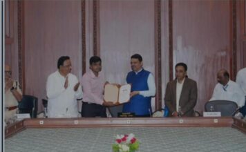 कोल्हापुरच्या जिल्हाधिकाऱ्यांचा मुख्यमंत्री देवेंद्र फडणवीस यांच्या हस्ते सन्मान…