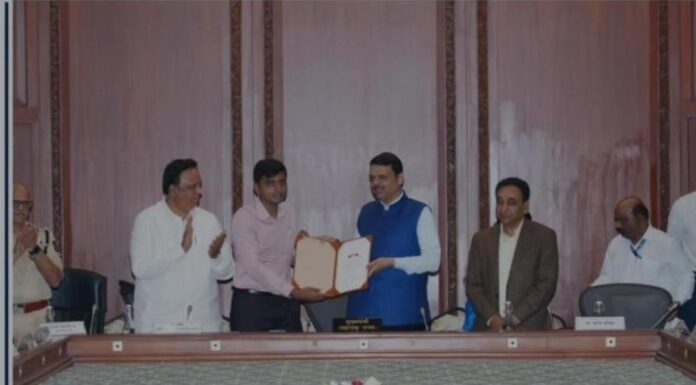 कोल्हापुरच्या जिल्हाधिकाऱ्यांचा मुख्यमंत्री देवेंद्र फडणवीस यांच्या हस्ते सन्मान…