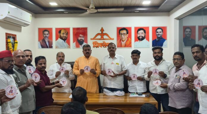 खेड रेल्वे स्टेशन येथे राष्ट्रीय कर्मचारी सेना रिक्षा संघटनेच्या अधिकृत लोगोचे भव्य अनावरण