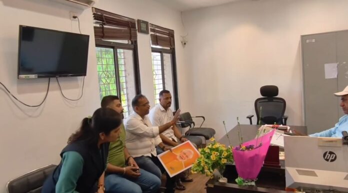 पंतप्रधान नरेंद्र मोदी यांचा फोटो दालनातून काढल्याने खेड भाजप आक्रमक