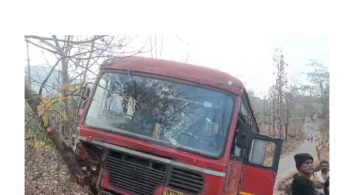 बिजघर–खेड एसटी बसचा थरारक अपघात टळला; कोंडवाडी येथे ब्रेक निकामी, 30 ते 35 प्रवासी बचावले
