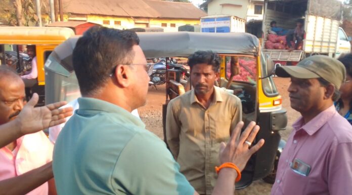 मोकाट गुरे आणि बेशिस्तपणे बसणारे भाजी विक्रेते यावरून नागरिक आक्रमक