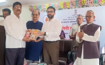 माजी नगराध्यक्ष रमाकांत मालपेकर यांचा जिल्हाधिकाऱ्यांचे हस्ते गौरव