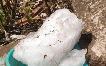 घरावर कोसळला बर्फचा गोळा