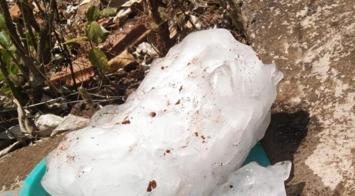 घरावर कोसळला बर्फचा गोळा