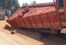 ट्रक कलंडल्यानंतर गटाराच्या कामाचा दर्जा आणि लांजा वासीयांच्या सुरक्षेचा प्रश्न ऐरणीवर