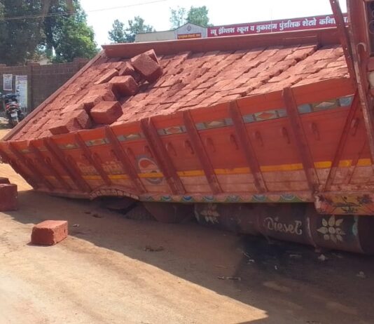 ट्रक कलंडल्यानंतर गटाराच्या कामाचा दर्जा आणि लांजा वासीयांच्या सुरक्षेचा प्रश्न ऐरणीवर