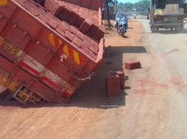 BREAKING : नव्याने बांधण्यात आलेले गटार कोसळून ट्रक कलंडला