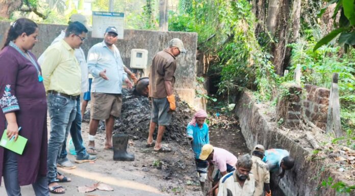 मालवण शहरात गटारे व व्हाळ्यांची साफसफाई सुरु