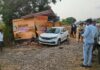 दुचाकीस्वाराला वाचविण्याच्या प्रयत्नात कार दुकानात घुसली