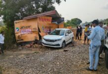 दुचाकीस्वाराला वाचविण्याच्या प्रयत्नात कार दुकानात घुसली