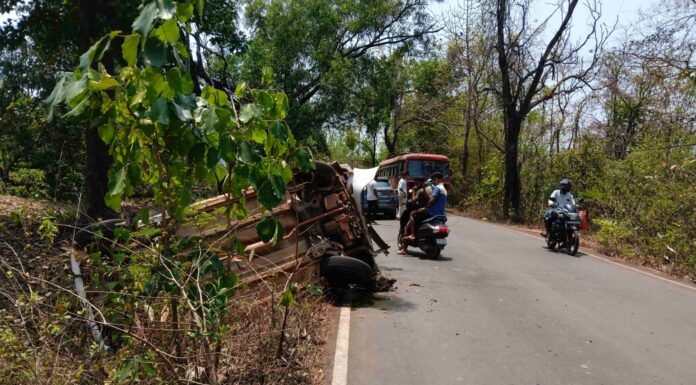 दोडामार्ग शहरानजीक कार पलटी; चालक सुदैवाने बचावला