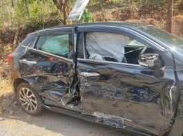 आसूद बाग बसस्टॉपजवळ भीषण अपघात; दोन कारची समोरासमोर धडक, पर्यटक कुटुंब थोडक्यात बचावले