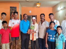 नूतन गोपाळकृष्ण प्रसादिक भजन मंडळातर्फे दिनेश देवाळे यांचा सत्कार