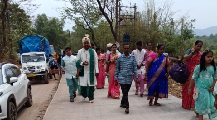 दोडामार्ग-विजघर रस्ता ठरतोय ‘डोकेदुखी’; वाहतूक कोंडीत नवरदेव अडकला, अखेर पायी चालत गाठला विवाहमांडप!