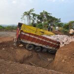 BREAKING NEWS : आंबा घाटात ट्रक दरीत कोसळून एक ठार