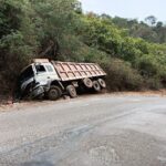 साखरपा =देवरुख मार्गांवर ट्रकला अपघात. चालक जखमी शंकर वैद्य साखरपा