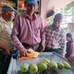 देवरूखात मुंबईचा आंबा दाखल; नात्यांचा, मातीतल्या प्रेमाचा गोड सुगंध