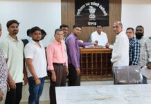 नुकसान भरपाईच्या जाचक अटी शिथिल करा. बागायतदारांचे तहसीलदारांनी निवेदन