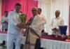 जिल्हा शेतकरी कात व्यावसायिक संघातर्फे निवृत्त सचिव दत्ताराम महाडिक यांचा सन्मान