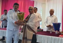 जिल्हा शेतकरी कात व्यावसायिक संघातर्फे निवृत्त सचिव दत्ताराम महाडिक यांचा सन्मान