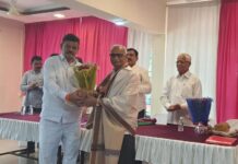 जिल्हा शेतकरी कात व्यावसायिक संघातर्फे निवृत्त सचिव दत्ताराम महाडिक यांचा सन्मान