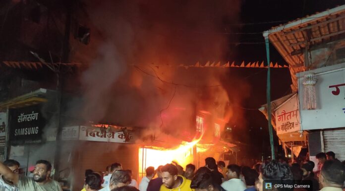 Breaking: दापोली बाजारपेठेत भीषण आग; बिपिन कॉर्नर दुकान जळून खाक