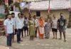 चारही बाजूंनी पाणी असलेल्या पाणखोल जुवा बेटावर पोहचले महसूल प्रशासन
