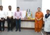 अपर जिल्हाधिकारी शुभांगी साठे यांच्याकडून स्वातंत्र्यवीर सावरकर यांना अभिवादन