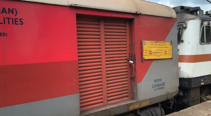 BREAKING: कोकण रेल्वेची वाहतूक विस्कळीत; कोकण कन्या एक्सप्रेस ८ तास उशिराने खेड स्थानकात दाखल