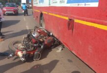चिपळूणमध्ये भीषण अपघात : ट्रकच्या धडकेत बुलेट एसटीखाली, एक गंभीर जखमी