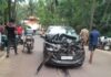 परुळे येथे भरधाव वेगाने येणाऱ्या डंपरची पार्किंग केलेल्या दोन कारला धडक बसून अपघात