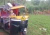 वैभववाडी कोंडवाडीत खड्यात रिक्षा पलटी