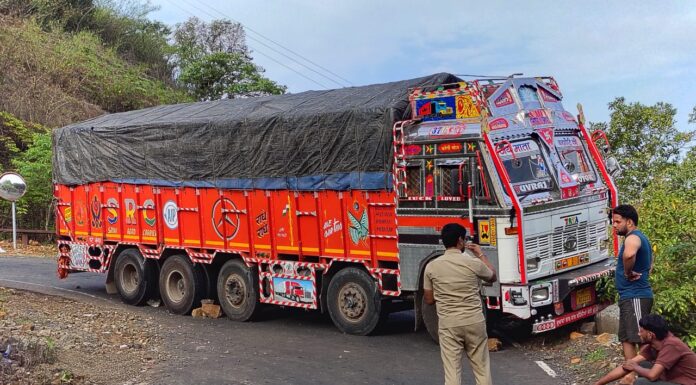 तिलारी घाटात अवजड ट्रक अडकला; वाहतूक ठप्प, प्रवाशांचे हाल!