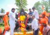 ओटवणे येथील नव्याने स्थापन छत्रपती शिवाजी महाराजांच्या मूर्तीला दुग्धाभिषेक.