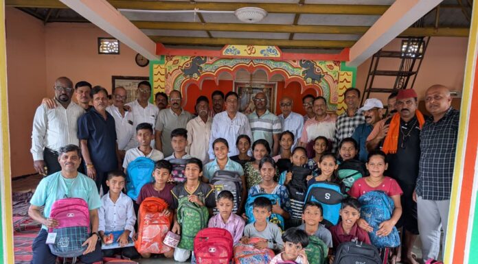 जय हनुमान विकास मंडळातर्फे विद्यार्थ्यांना शालेय साहित्याचे वाटप