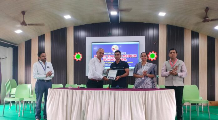 रोटरी स्कूलमध्ये फ्लाईंग ऑफिसर निसर्ग सुर्वे यांचे विद्यार्थ्यांना NDA व करिअर मार्गदर्शन