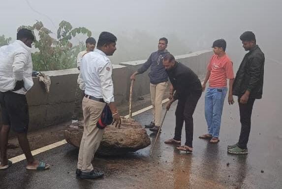 आंबा घाटात देवदूतांसारखे धावले पोलीस अन् सांगलीतील पर्यटक