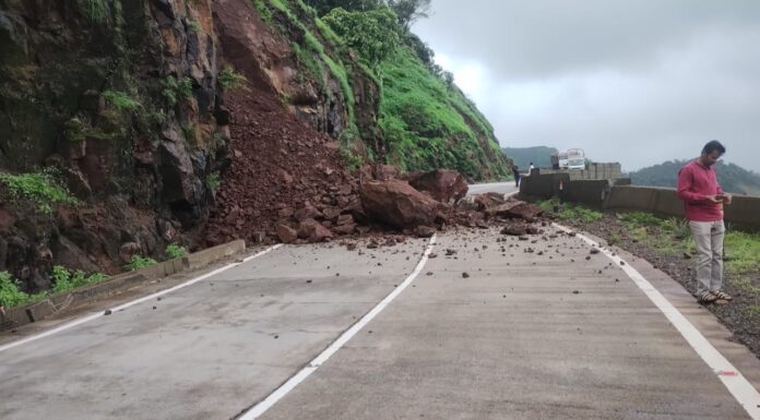 करूळ घाटात दरड कोसळली ; वाहतूक ठप्प