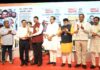 ॲड. दीपक पटवर्धन यांना ‘सहकार गौरव पुरस्कार’ मुख्यमंत्र्यांच्या हस्ते प्रदान.