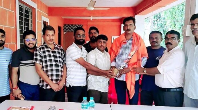 दोडामार्गमध्ये मनसेची साप्ताहिक बैठक उत्साहात; उपसरपंच अमोल परब यांचा जाहीर सत्कार