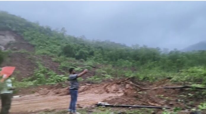 RAIN UPDATES: सकाळी 7 वाजताही महामार्ग ठप्प ! कशेडी घाटात नव्या महामार्गावर कोसळली मोठी दरड