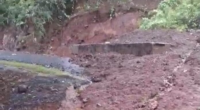 BREAKING: खेड-खोपी-धामणंद मार्गावर मोठे भूस्खलन; कासई शिंदेवाडीजवळ दरड कोसळून वाहतूक ठप्प
