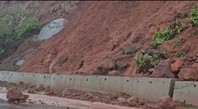 मुंबई-गोवा महामार्गावर पुन्हा दरडीचा धोका; खवटीनंतर आता परशुराम घाटाजवळ दगड रस्त्यावर, वाहतुकीबाबत सतर्कतेचा इशारा