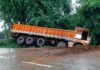 आरवलीत गरम पाण्याच्या कुंडाजवळ ट्रक उलटला; मोठा अनर्थ टळला