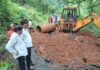 विसापूर-पांगारी खचलेल्या रस्त्याचे युद्ध पातळीवर काम सुरू,वाहतूक ठप्पच