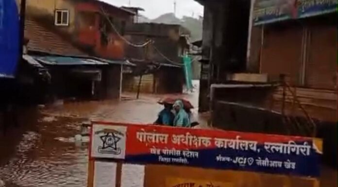 13 फूट पाण्यात उतरून दोन महिलांना जीवदान; सरफराज पांगारकर व खलील जुईकर यांचे धाडसी बचावकार्य