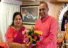 सुप्रसिद्ध गायिका अनुराधा पौडवाल यांनी केलं प्रदीपसिंह देसाईंचं अभिनंदन