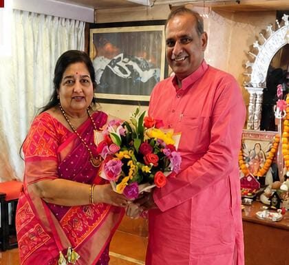सुप्रसिद्ध गायिका अनुराधा पौडवाल यांनी केलं प्रदीपसिंह देसाईंचं अभिनंदन