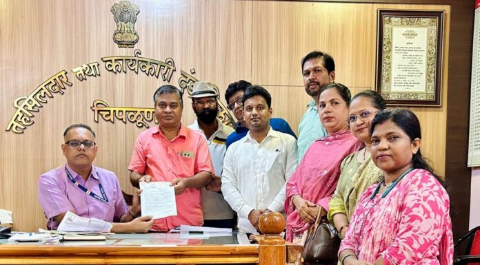 विद्यार्थी-युवकांच्या न्याय्य मागण्यांसाठी राष्ट्रवादी काँग्रेस (शरदचंद्र पवार) पक्षाचे तहसीलदारांना निवेदन
